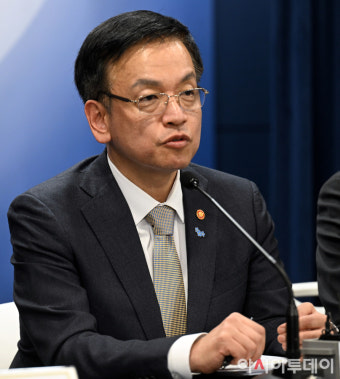 [포토]기자들 질문에 답변하는 최상목 부총리