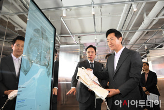 [포토] DDP 쇼룸 둘러보는 오세훈 서울시장