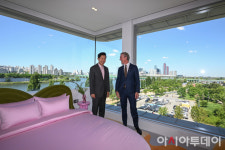 [포토] 한강 전망호텔 스카이 스위트 둘러보는 오세훈 시장-에어비엔비 CEO