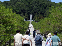 [포토]호국보훈의 달을 맞아 국립서울서울현충원 찾은 유공자 가족들