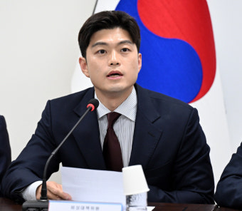 與 김용태 