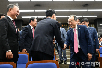 [포토] 의원들과 인사하는 추경호 원내대표