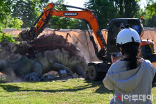 [포토] 한강공원 괴물 조형물 철거 바라보는 시민