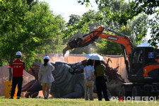 [포토] 괴물 조형물 철거 바라보는 시민들