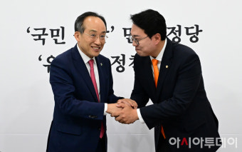 [포토] 천하람 개혁신당 원내대표와 악수하는 추경호 국민의힘 원내대표