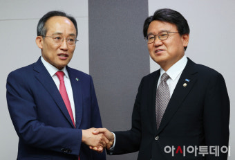 [포토] 황운하 조국혁신당 원내대표 찾은 추경호 국민의힘 원내대표