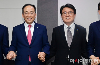 [포토] 손 맞잡은 추경호-황운하