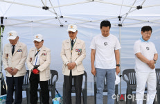 [포토] 오세훈 시장, 6.25 참전용사와 함께 묵념