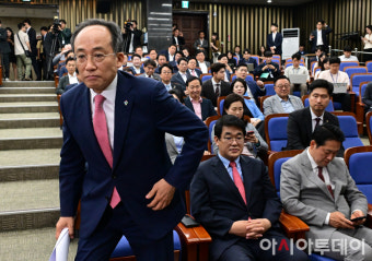 [포토] 단상 향하는 추경호 국민의힘 원내대표