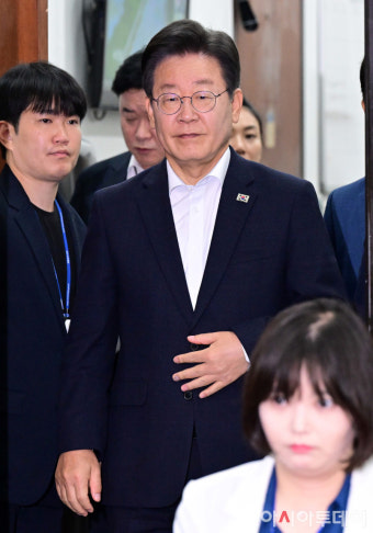 [포토] 이재명 대표, 최고위원회의 참석