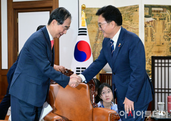 한덕수 대통령 권한대행과 우원식 국회의장, 갈등 심화