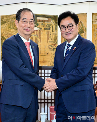 [포토] 악수 나누는 우원식 국회의장-한덕수 국무총리