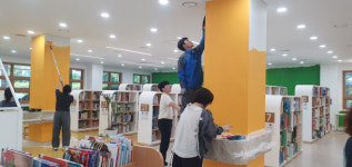 군포시 산본도서관, 생동감 있는 도서관으로 변신..직원들이 직접 도색작업 실시