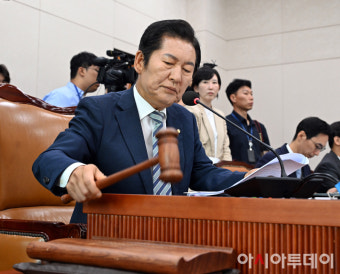 [포토] 의사봉 두드리는 정청래 법사위원장