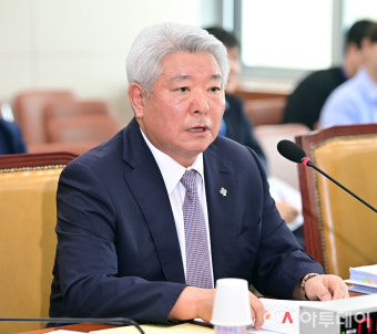 [포토] 답변하는 김홍일 방통위원장