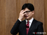 [포토] 안경 고쳐쓰는 한동훈 전 비대위원장