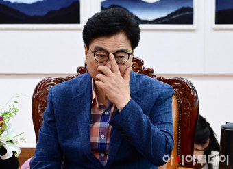 [포토] 안경 치켜 올리는 우원식 국회의장