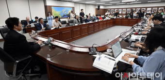 [포토]기자들의 질문에 답변하는 북한인권 홍보대사 유지태