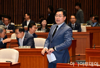 [포토] 발언대 향하는 박찬대 당대표 직무대행