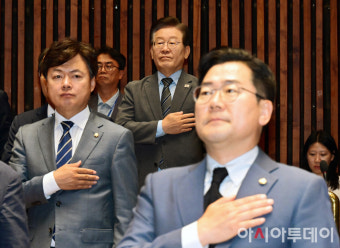 [포토] 국민의례하는 박찬대 당대표 직무대행과 이재명 전 대표
