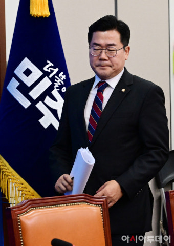 [포토] 최고위원회의 참석하는 박찬대 당대표 직무대행