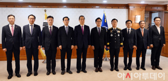 [포토]차관(급) 임명장 수여후 기념촬영하는 한 총리