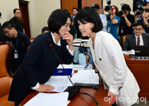 [포토] 대화하는 최민희 위원장과 이진숙 후보자