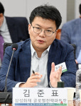 [포토]제1회 아시아투데이 보험세미나에서 발언하는 김준표 파트장