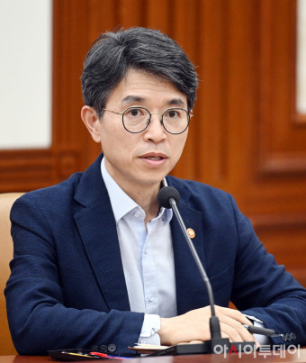 [포토]경제관계장관회의에서 인사말하는 김완섭 장관