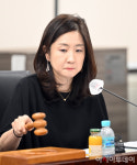 [포토]의사봉 두드리는 김수경 차관