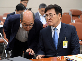 [포토] 설명 듣는 유상임 후보자