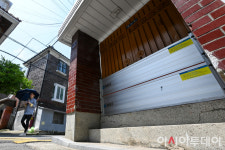 [포토] 물막이판 설치된 신길동 주택가
