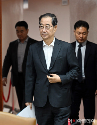 [포토]국정현안관계장관회의에 참석하는 한덕수 총리