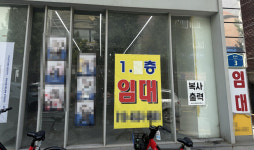 홍대 정문 쪽은 다 죽었어… 골목마다 임대문의 안내문만
