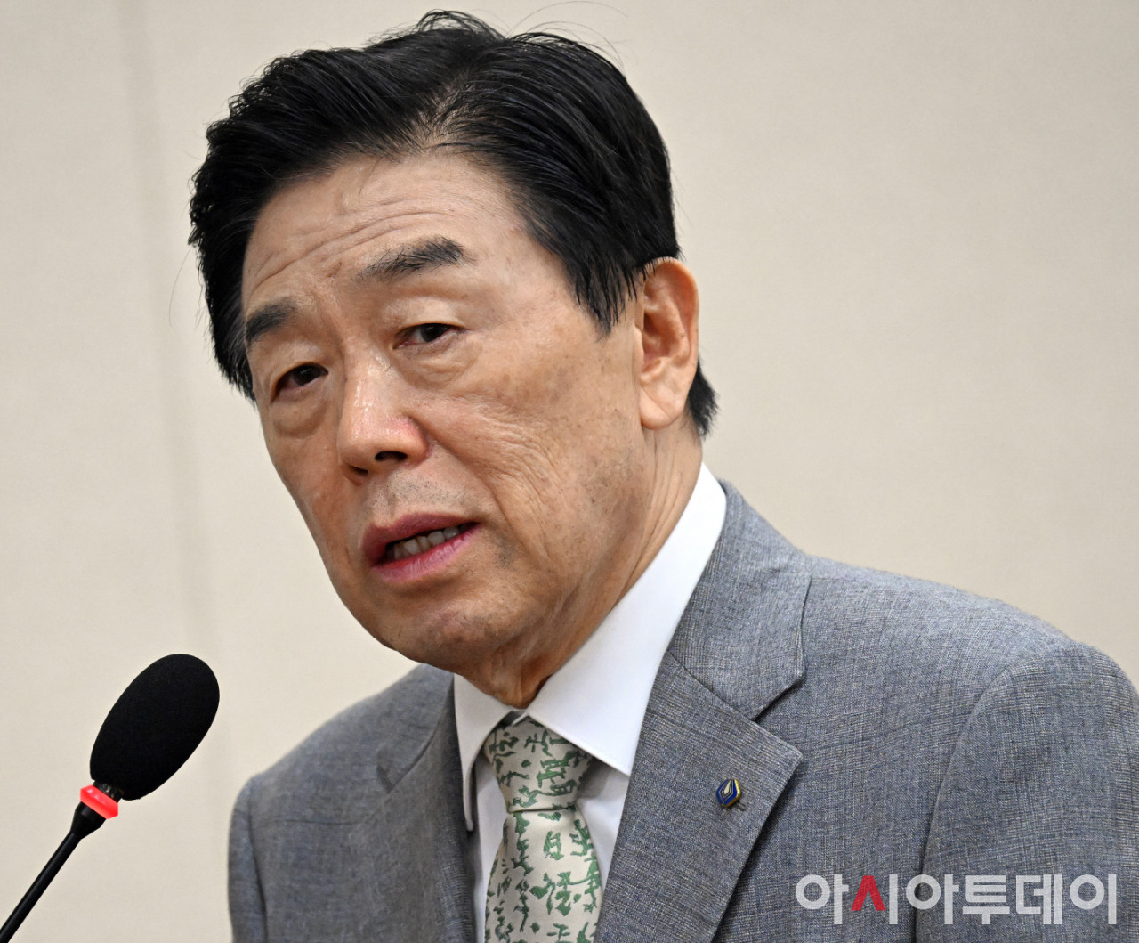 김형석 독립기념관장, 국회 감사서 물 마시는 모습 포착