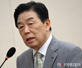 김형석 독립기념관장, 국회 감사서 물 마시는 모습 포착