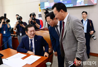 [포토] 정청래 법사위원장 '유상범·김승원 여야 간사와 논의'