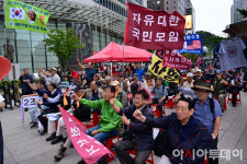 [포토] 구호 외치는 ‘4·10총선 수사촉구 인간띠 시위’ 참가자들