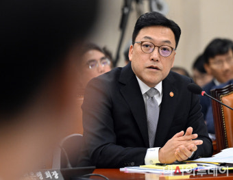 [포토] [2024국감] 의원 질의에 답하는 김병환 금융위원장