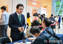 최호KD산업 | [포토] 취업박람회 찾은 최호권 영등포구청장