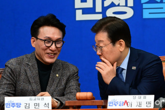 [포토] 김민석 최고위원과 대화하는 이재명 대표