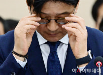 [포토] [2024국감] 안경 고쳐쓰는 이창수 중앙지검장