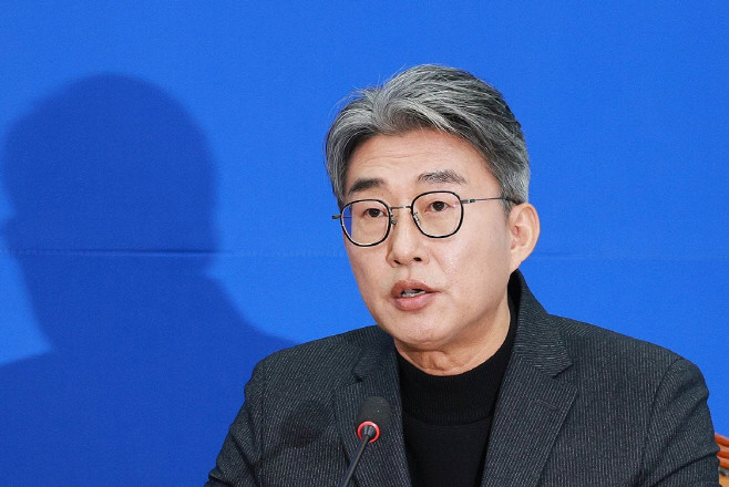 명태균씨 고발, 윤대통령 부부 진상조사에 황금폰 통화내용 확보ainting a clear picture of the truth about the involvement of political broker Myung Taekyun, the investigation into the case continues with great interest from the public. The Democratic Party and the prosecution seem poised to conduct a thorough investigation into the matter.