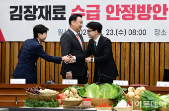 [포토] 조경태 의원과 인사하는 한동훈 대표