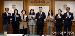 [포토]대학 소비자학과 교수들과 기념촬영하는 김병환 위원장