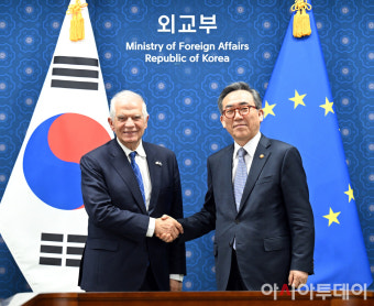 [포토]조셉 보렐 EU 외교안보정책고위대표와 기념촬영하는 조태열 장관