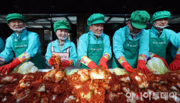 [포토]하나금융그룹, 소외계층 위한 김장나눔… 2024 모두하나데이 행사 개최