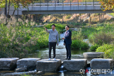 [포토] 세곡천 수변공간 둘러보는 오세훈 시장-조성명 강남구청장