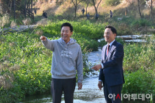 [포토] 세곡천 수변공간 둘러보는 오세훈 시장