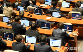 [포토] 계엄해제 발표 지켜보는 야당 의원들
